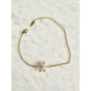 Cubic zirconia flower stainless steel dainty bracelet ￼